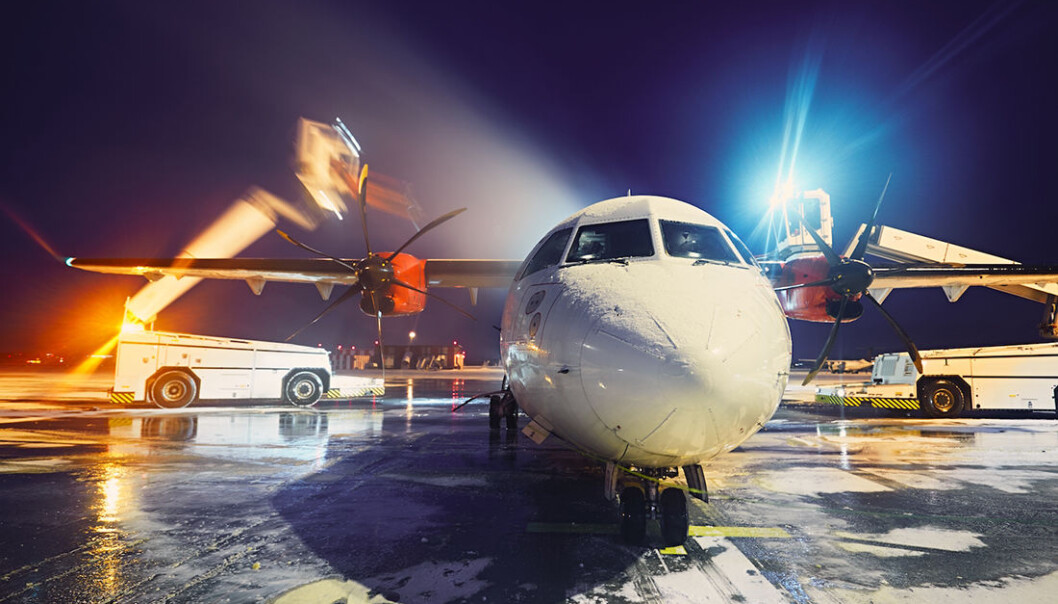 Avisningsvæsker forhindrer is og snøoppbygging på fly, men det er ikke et mulig alternativ for andre konstruksjoner, som vindturbiner eller overføringslinjer. (Foto: Colourbox) Avisningsvæsker forhindrer is og snøoppbygging på fly, men det er ikke et mulig alternativ for andre konstruksjoner, som vindturbiner eller overføringslinjer. (Foto: Colourbox)