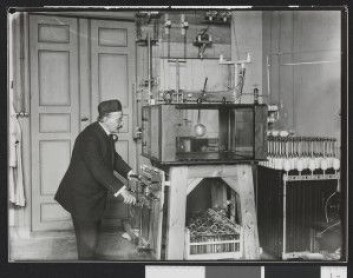 Kristian Birkelands eksperimenterer med magnetisme og nordlys i et vakuumkar. Bildet er fra 1912. (Foto: Nasjonalbibliotekets bildesamling) Kristian Birkelands eksperimenterer med magnetisme og nordlys i et vakuumkar. Bildet er fra 1912. (Foto: Nasjonalbibliotekets bildesamling)