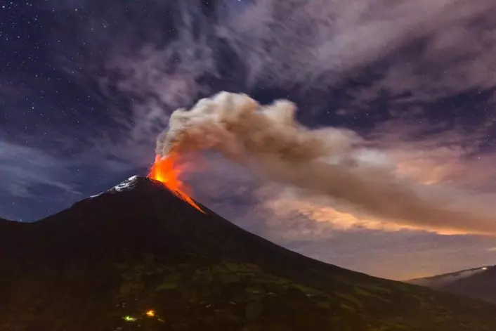 Vulkanen Tungurahua i Ecuador har utbrudd i november 2010. (Foto: Ecuadorpostales, Shutterstock, NTB scanpix)