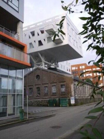 Den original rødbrunetegnsteinsbygningen står fortsatt på sin opprinnelige plass i Damsgårdsveien, men har fått et moderne tilbygg som kan ivareta byplanleggernes ønske om å bygge tettere og høyere. Foto: NIKU Den original rødbrunetegnsteinsbygningen står fortsatt på sin opprinnelige plass i Damsgårdsveien, men har fått et moderne tilbygg som kan ivareta byplanleggernes ønske om å bygge tettere og høyere. Foto: NIKU