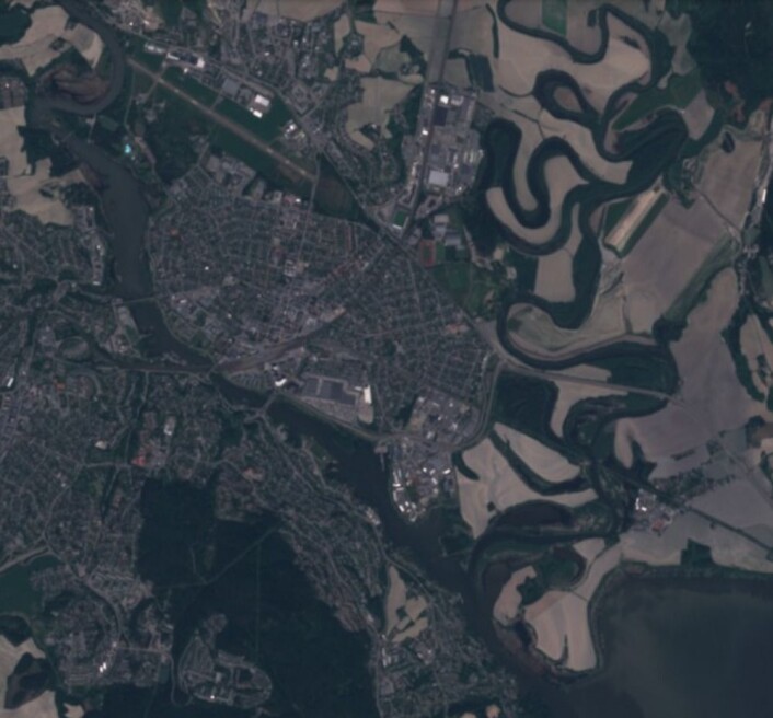 Det gikk en viktig cup-kamp på et stadion i dette bildet i løpet av uken som gikk. Her sett fra Copernicus-satellitten Sentinel-2 torsdag 31. mai. (Bilde: Copernicus Sentinel data 2018) Det gikk en viktig cup-kamp på et stadion i dette bildet i løpet av uken som gikk. Her sett fra Copernicus-satellitten Sentinel-2 torsdag 31. mai. (Bilde: Copernicus Sentinel data 2018)