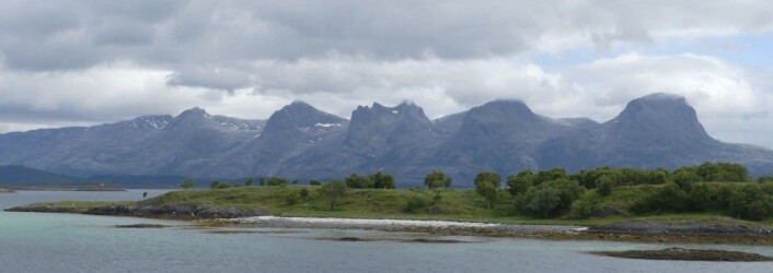 Å se geologien i landskapet gir meg en ekstra dimensjon i naturopplevelsene. De syv søstre i Norland består av granittiske bergarter og danner en markert fjellrygg hvor omliggende skifre og kalkbergarter gir grønne frodige flater. (Foto: Ane K. Engvik) Å se geologien i landskapet gir meg en ekstra dimensjon i naturopplevelsene. De syv søstre i Norland består av granittiske bergarter og danner en markert fjellrygg hvor omliggende skifre og kalkbergarter gir grønne frodige flater. (Foto: Ane K. Engvik)