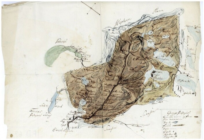 Asbjørn Flaat var norsk omgangsskolelærer for de samiske og norske barna i Namseallmenningen i dagens Trøndelag mellom ca. 1830 og 1853. Han kjente området godt. I 1844 tegnet han dette kartet. Kartet reflekterer ikke den samiske befolkninga gjennom stedsnavn, annet enn i noen fornorska navn og stedsnavn med<em> finn</em>. Ingen samiske bosteder er tegna inn. Den norske nybygginga i dagens Røyrvik og Namsskogan kommuner startet rundt år 1800. Det var samisk bosetting i hele området kartet dekker. Allikevel er det norske enerådende på kartet. (Foto: Riksarkivet) Asbjørn Flaat var norsk omgangsskolelærer for de samiske og norske barna i Namseallmenningen i dagens Trøndelag mellom ca. 1830 og 1853. Han kjente området godt. I 1844 tegnet han dette kartet. Kartet reflekterer ikke den samiske befolkninga gjennom stedsnavn, annet enn i noen fornorska navn og stedsnavn med<em> finn</em>. Ingen samiske bosteder er tegna inn. Den norske nybygginga i dagens Røyrvik og Namsskogan kommuner startet rundt år 1800. Det var samisk bosetting i hele området kartet dekker. Allikevel er det norske enerådende på kartet. (Foto: Riksarkivet)