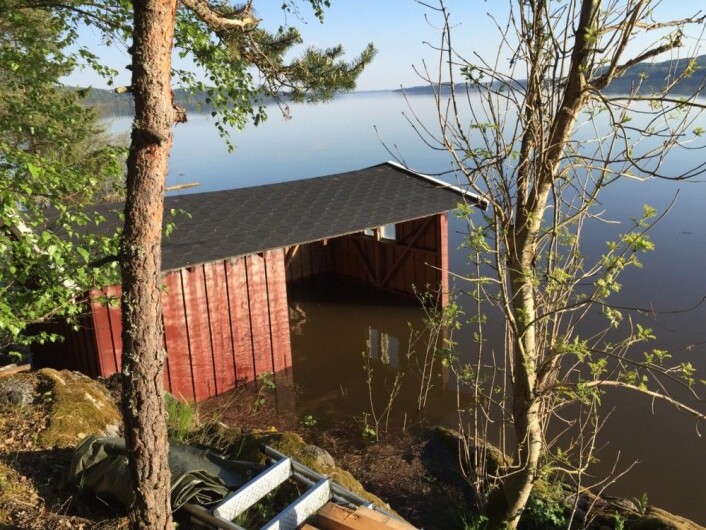 Flommen 2018 stod "bare" en halvmeter over gulvet i båtnaustet mitt. Og ja - vannet var brunt. (Bilde: T. Wahl) Flommen 2018 stod "bare" en halvmeter over gulvet i båtnaustet mitt. Og ja - vannet var brunt. (Bilde: T. Wahl)