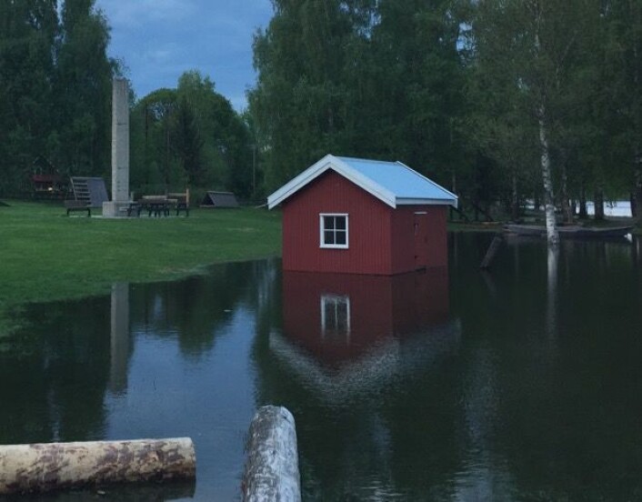 Ganske mye vann i år, men det var mye mer vann i gamle dager ved Fetsund. "Storofsen" i 1789 er avmerket helt øverst på flomsteinen, mens "Vesleofsen" i 1995 har et merke nede på sålen. Og i 1967 stod vannet drøyt 2 meter høyere enn i 1995. (Bilde: T. Wahl) Ganske mye vann i år, men det var mye mer vann i gamle dager ved Fetsund. "Storofsen" i 1789 er avmerket helt øverst på flomsteinen, mens "Vesleofsen" i 1995 har et merke nede på sålen. Og i 1967 stod vannet drøyt 2 meter høyere enn i 1995. (Bilde: T. Wahl)