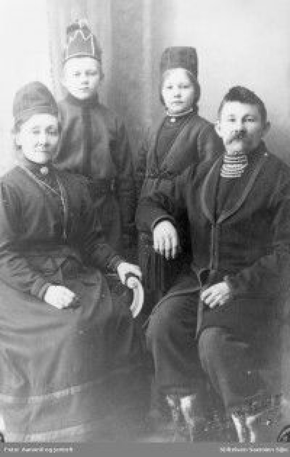 Sanna og Anton Jonassen med barna Bjarne og Sofie. De drev reindrift på Nord-Fosen. Sanna og Anton var kjente samepolitikere i Sør-Norge mellom 1905 og 1925. (Foto: Stiftelsen Saemien Sïjte/Aanonli og Jentoft)