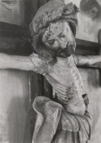 Krusifiks i Vinger kirke. Tatt en gang mellom 1928 og 1968 Foto: Riksantikvarens arkiv Krusifiks i Vinger kirke. Tatt en gang mellom 1928 og 1968 Foto: Riksantikvarens arkiv
