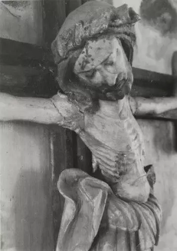 Krusifiks i Vinger kirke. Tatt en gang mellom 1928 og 1968 Foto: Riksantikvarens arkiv
