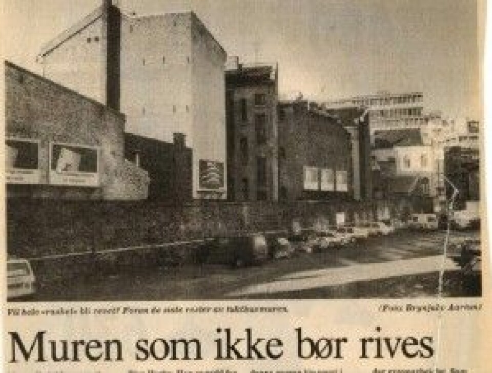 Muren som ikke bør rives. (Lars Keilhaug, faksimile fra Aftenposten 15.november 1989.)