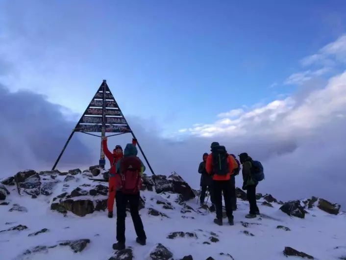 Alle 16 i turfølget nådde målet: toppen av fjelltoppen Jebel Toubkal på 4200 meter. (Foto: Privat)