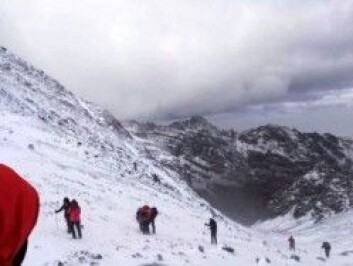 På vei mot toppen er sikten minimal og snøen pisker i ansiktet. Dette minner mest om storm på påskefjellet. (Foto: Privat) På vei mot toppen er sikten minimal og snøen pisker i ansiktet. Dette minner mest om storm på påskefjellet. (Foto: Privat)