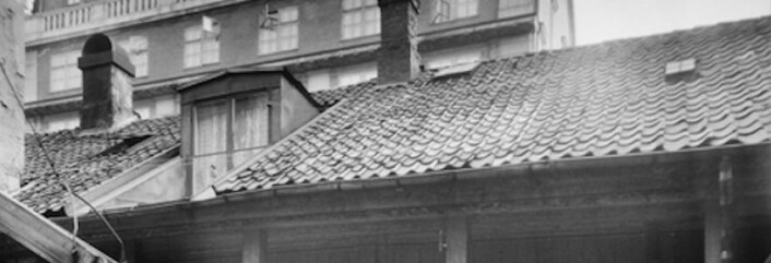 Utsnitt fra foto av taket med takstein på Fred Olsens gate 13. Eier: Oslo museum Utsnitt fra foto av taket med takstein på Fred Olsens gate 13. Eier: Oslo museum