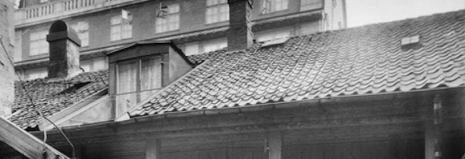 Utsnitt fra foto av taket med takstein på Fred Olsens gate 13. Eier: Oslo museum