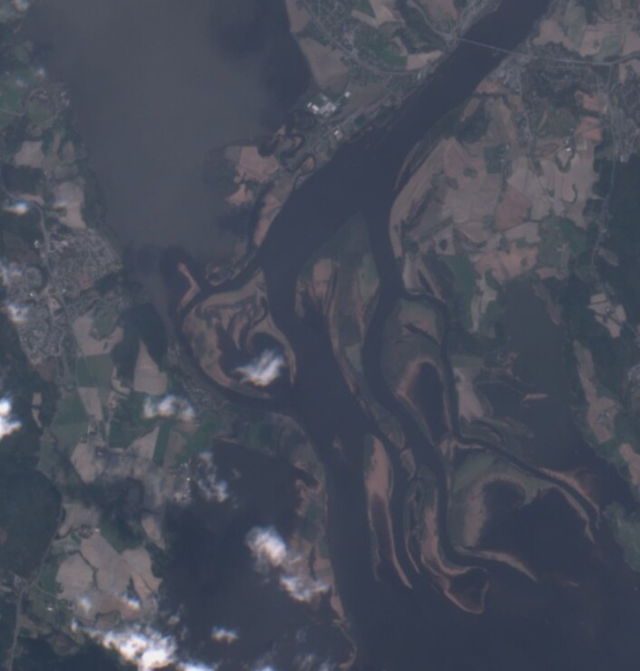 Nordre Øyeren sett gjennom lette skyer fra satellitten Sentinel-2 tirsdag 8. mai. Det blir spennende å se hvor mye dette deltaområdet er endret når flommen er over. Mye erosjon når over 3000 kubikkmeter vann skal igjennom her hvert sekund i noen dager. (Bilde: Copernicus Sentinel-2 data 2018) Nordre Øyeren sett gjennom lette skyer fra satellitten Sentinel-2 tirsdag 8. mai. Det blir spennende å se hvor mye dette deltaområdet er endret når flommen er over. Mye erosjon når over 3000 kubikkmeter vann skal igjennom her hvert sekund i noen dager. (Bilde: Copernicus Sentinel-2 data 2018)