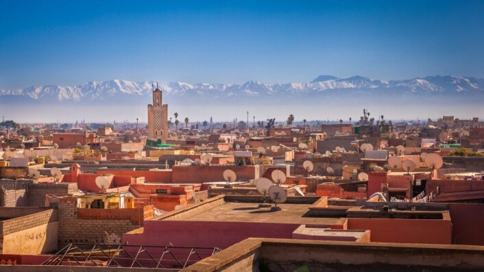 På klare vårdager synes Atlasfjellene så nær at man nesten kan ta på de glitrende, snøkledde fjellsidene bak konturene av grønne palmer og leirfargede hus i Marrakech. (Foto: Maurizio De Mattei/ Shutterstock/NTB scanpix) På klare vårdager synes Atlasfjellene så nær at man nesten kan ta på de glitrende, snøkledde fjellsidene bak konturene av grønne palmer og leirfargede hus i Marrakech. (Foto: Maurizio De Mattei/ Shutterstock/NTB scanpix)
