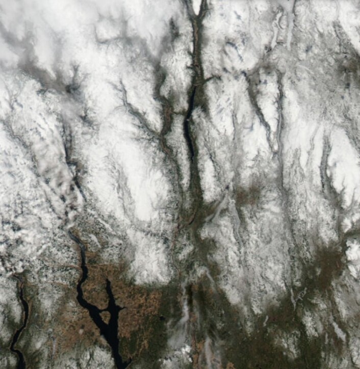 Det er fortsatt en god del snø i fjellet sørpå. Her sett fra NASA-satellitten Aqua lørdag 5. mai. (Bilde: NASA Aqua MODIS) Det er fortsatt en god del snø i fjellet sørpå. Her sett fra NASA-satellitten Aqua lørdag 5. mai. (Bilde: NASA Aqua MODIS)