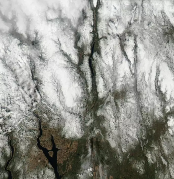 Det er fortsatt en god del snø i fjellet sørpå. Her sett fra NASA-satellitten Aqua lørdag 5. mai. (Bilde: NASA Aqua MODIS)