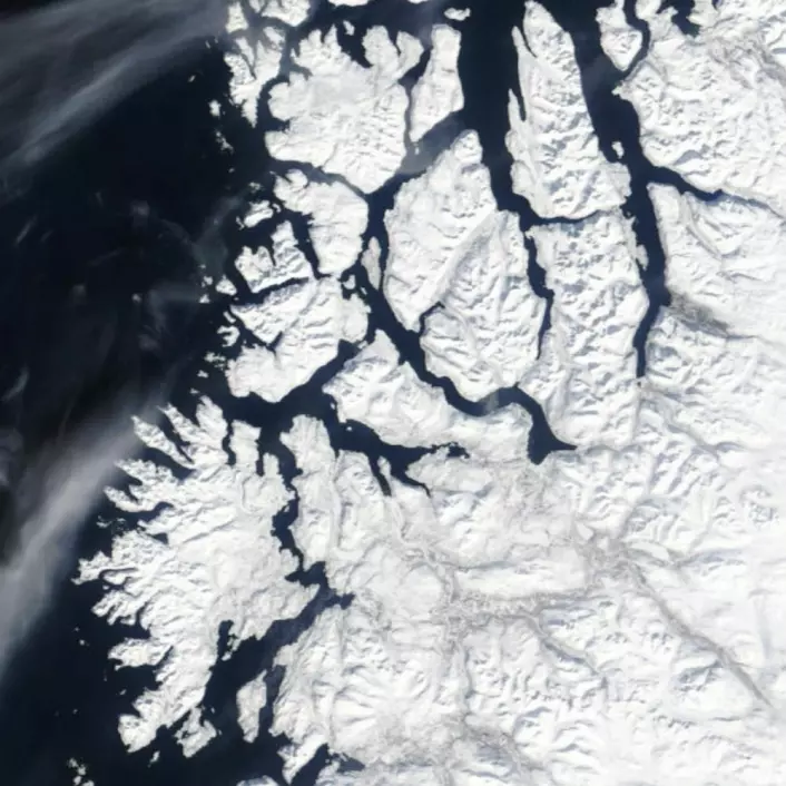Vinteren har fortsatt ikke sluppet taket i Troms, fredag 13. april. (Bilde: NASA Terra MODIS)