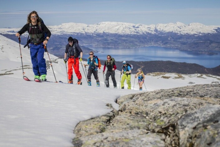 For få generasjoner siden ble vinterfjellene sett på som ubrukelige. Nå vil «alle» stave seg til toppen av en tind, som her i Rosendal. Foto: Skiinformarmatie.nl For få generasjoner siden ble vinterfjellene sett på som ubrukelige. Nå vil «alle» stave seg til toppen av en tind, som her i Rosendal. Foto: Skiinformarmatie.nl