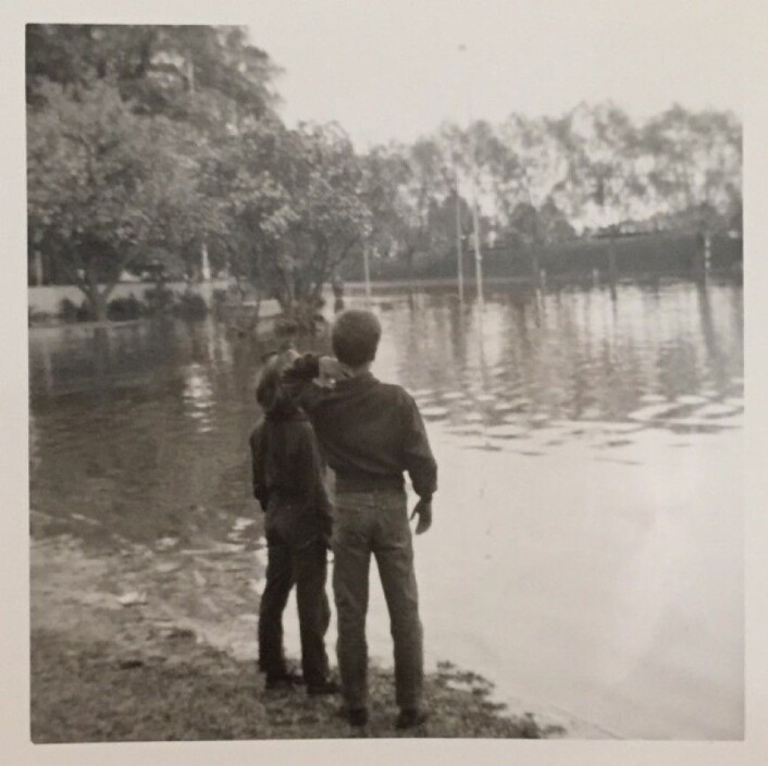 Jeg og min søster betrakter alt vannet rundt huset vårt på Lillestrøm i 1967. (Bilde: H. Wahl) Jeg og min søster betrakter alt vannet rundt huset vårt på Lillestrøm i 1967. (Bilde: H. Wahl)