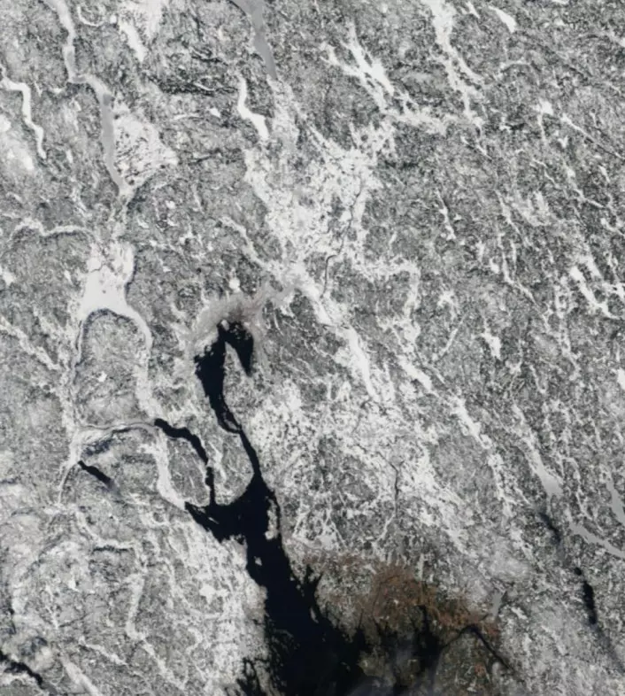 Snøen var allerede forsvunnet lengst sør i Østfold på langfredagen. (Bilde: NASA Terra MODIS)