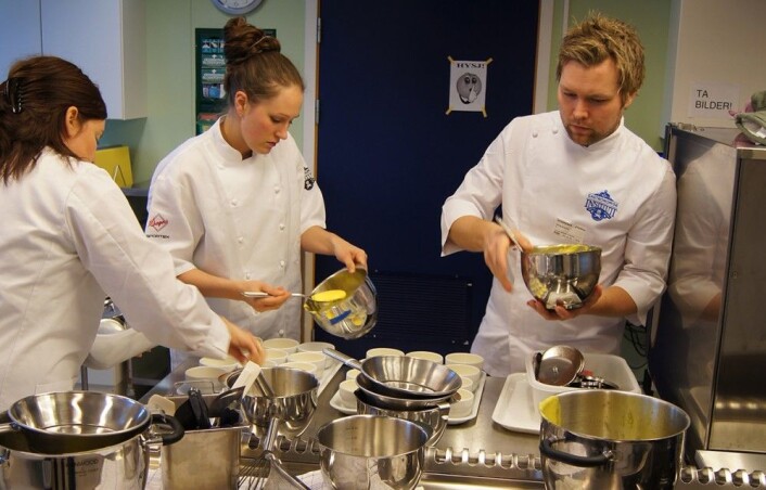Det er litt å passe på når man lager emulsjoner. Her er vi i gang med forsøk i forbindelse med doktorgraden min. Kristine Myhrer, meg og Morthen Rathe med hollandaise på laben. (Foto: Nofima) Det er litt å passe på når man lager emulsjoner. Her er vi i gang med forsøk i forbindelse med doktorgraden min. Kristine Myhrer, meg og Morthen Rathe med hollandaise på laben. (Foto: Nofima)