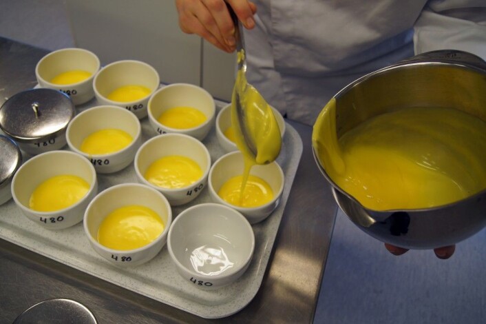 Sauseforsøk: Hollandaise-saus porsjoneres ut i Nofimas sensorikklaboratorium. (Foto: Guro Helgesdotter Rognså, Nofima) Sauseforsøk: Hollandaise-saus porsjoneres ut i Nofimas sensorikklaboratorium. (Foto: Guro Helgesdotter Rognså, Nofima)