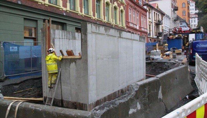 Terningen dukket opp under utgravninger inne i denne betongkassen i Øvre Korskikrealmenning i Bergen. Foto: NIKU Terningen dukket opp under utgravninger inne i denne betongkassen i Øvre Korskikrealmenning i Bergen. Foto: NIKU