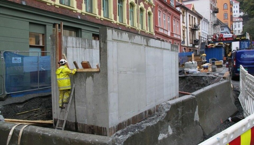 Terningen dukket opp under utgravninger inne i denne betongkassen i Øvre Korskikrealmenning i Bergen. Foto: NIKU
