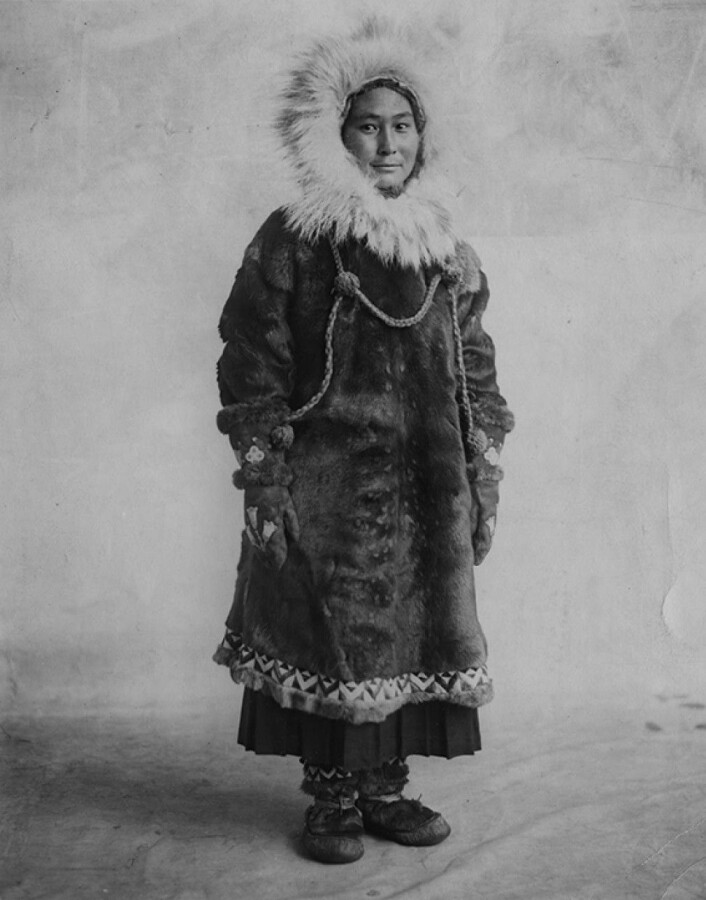 I 1923 sto Ada Delutuk Blackjack igjen som eneste overlevende etter Vrangeløya-ekspedisjonen. Kilde: Courtesy of Dartmouth College Library. I 1923 sto Ada Delutuk Blackjack igjen som eneste overlevende etter Vrangeløya-ekspedisjonen. Kilde: Courtesy of Dartmouth College Library.
