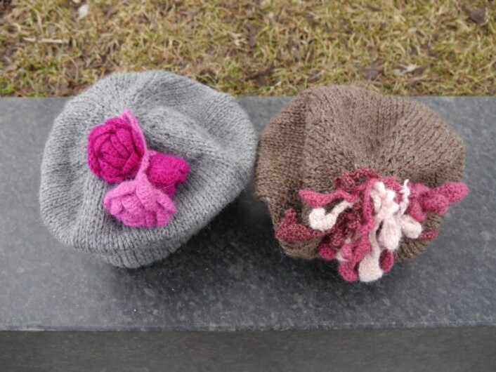 Den litt mer metaforiske pussyhaten med blomsterdusk ved siden av den mer eksplisitte lua med dusk av heklede kjønnslepper. (Foto: Kathrine Frey Frøslie) Den litt mer metaforiske pussyhaten med blomsterdusk ved siden av den mer eksplisitte lua med dusk av heklede kjønnslepper. (Foto: Kathrine Frey Frøslie)