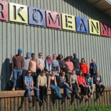 Studenter på urfolksmasteren besøker festivalområdet til den samiske festivalen Márkomeannu. (Foto: Berit Nystad Eskonsipo) Studenter på urfolksmasteren besøker festivalområdet til den samiske festivalen Márkomeannu. (Foto: Berit Nystad Eskonsipo)