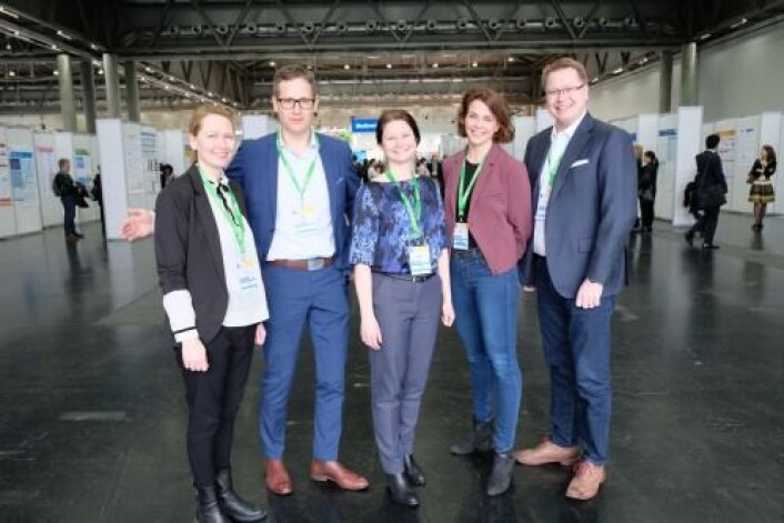 <em>Initiativtaker og prosjektleder for studien er overlege og forsker Marte Lie Høivik, Gastromedisinsk avdeling, Oslo universitetssykehus. Her er styringsgruppen i IBSEN III-studien under ECCO 2018. Fra venstre Petr Ricanek, Randi Opheim, Vendel A. Kristensen, Marte Lie Høivik og Trond Espen Detlie. Gert Huppertz-Hauss og Gøri Perminov var ikke til stede. Foto: OUS</em> <em>Initiativtaker og prosjektleder for studien er overlege og forsker Marte Lie Høivik, Gastromedisinsk avdeling, Oslo universitetssykehus. Her er styringsgruppen i IBSEN III-studien under ECCO 2018. Fra venstre Petr Ricanek, Randi Opheim, Vendel A. Kristensen, Marte Lie Høivik og Trond Espen Detlie. Gert Huppertz-Hauss og Gøri Perminov var ikke til stede. Foto: OUS</em>