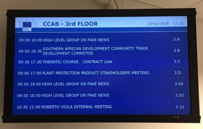 Hmmm, hele tre møterom var reservert til "High Level Group on Fake News" denne fredagen i Brussel. Kanskje jeg skulle ha tatt en tur innom der i stedet for å diskutere romværet? (Bilde: TW) Hmmm, hele tre møterom var reservert til "High Level Group on Fake News" denne fredagen i Brussel. Kanskje jeg skulle ha tatt en tur innom der i stedet for å diskutere romværet? (Bilde: TW)