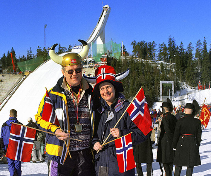Plasthjelmer med horn skaper liv og røre på tribunen, men har lite å gjøre med de ekte vikingene. (Bilde fra Boken Absolutt Viking © Lill-Ann Chepstow-Lusty/BONO) Plasthjelmer med horn skaper liv og røre på tribunen, men har lite å gjøre med de ekte vikingene. (Bilde fra Boken Absolutt Viking © Lill-Ann Chepstow-Lusty/BONO)