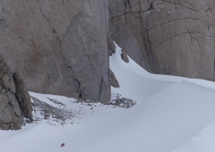 Menneskene i forgrunn blir små når fjellsidene er mektige. (foto: Ane K. Engvik) Menneskene i forgrunn blir små når fjellsidene er mektige. (foto: Ane K. Engvik)
