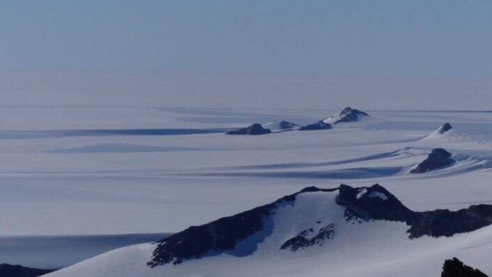 Nunatakkene Rabben, Gubben og Kjerringa bryter opp de vidstrakte isviddene nordover mot iskanten og Sørishavet. (Foto: Ane K. Engvik) Nunatakkene Rabben, Gubben og Kjerringa bryter opp de vidstrakte isviddene nordover mot iskanten og Sørishavet. (Foto: Ane K. Engvik)
