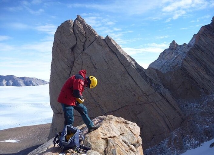 Blankpolerte fjellvegger gir geologene gode arbeidsforhold. Fjellet Tommelen i bakgrunn er formet etter en granitt-intrusjon. (Foto: Ane K. Engvik) Blankpolerte fjellvegger gir geologene gode arbeidsforhold. Fjellet Tommelen i bakgrunn er formet etter en granitt-intrusjon. (Foto: Ane K. Engvik)
