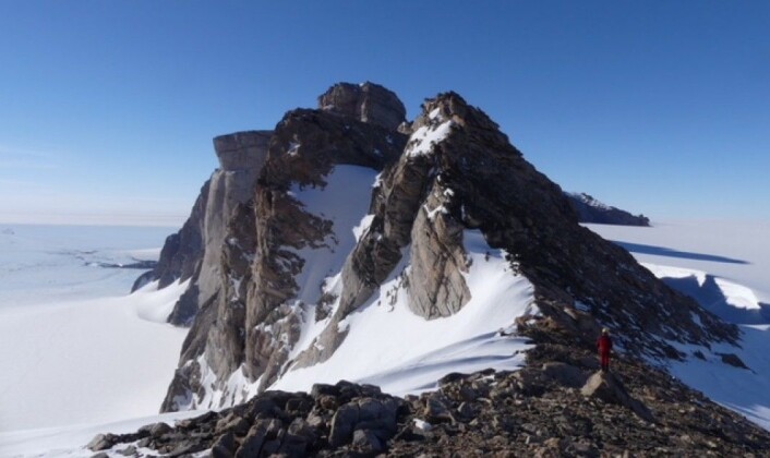 Jutulhogget – en 900 meter høy fjellklippe i Dronning Maud Land. (Foto: Ane K. Engvik) Jutulhogget – en 900 meter høy fjellklippe i Dronning Maud Land. (Foto: Ane K. Engvik)