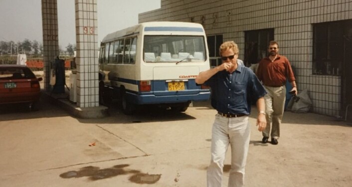 Tilfeldig minne fra min første tur til Kina, i 1995. Vi hadde leid denne bussen gjennom Kinas miljødepartement, som også var med på turen. Vi besøkte kullfyrte kraftverk og industri, for å se på luftforurensning - og muligheten for norsk industri til å bli involvert i prosjekter. Nils Røkke knipset dette uforglemmelige øyeblikket. Tilfeldig minne fra min første tur til Kina, i 1995. Vi hadde leid denne bussen gjennom Kinas miljødepartement, som også var med på turen. Vi besøkte kullfyrte kraftverk og industri, for å se på luftforurensning - og muligheten for norsk industri til å bli involvert i prosjekter. Nils Røkke knipset dette uforglemmelige øyeblikket.