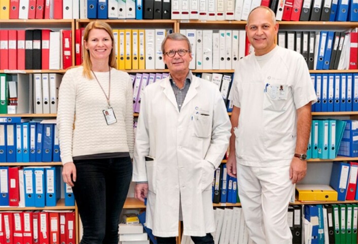 <em>Fra venstre: Prosjektkoordinator Kirsten Thorin Hagene, nasjonal koordinerende utprøver professor em. Steinar Aamdal og medisinsk monitor og overlege Tormod Kyrre Guren. Overlege Elin Aamdal var ikke tilstede da bildet ble tatt. (Foto: Oslo Universitetssykehus)</em> <em>Fra venstre: Prosjektkoordinator Kirsten Thorin Hagene, nasjonal koordinerende utprøver professor em. Steinar Aamdal og medisinsk monitor og overlege Tormod Kyrre Guren. Overlege Elin Aamdal var ikke tilstede da bildet ble tatt. (Foto: Oslo Universitetssykehus)</em>