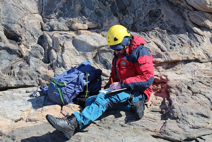 Feltgeologen noterer ned posisjon, observasjoner, måling av strukturelementer og annen relevant informasjon. (Foto: Synnøve Elvevold) Feltgeologen noterer ned posisjon, observasjoner, måling av strukturelementer og annen relevant informasjon. (Foto: Synnøve Elvevold)