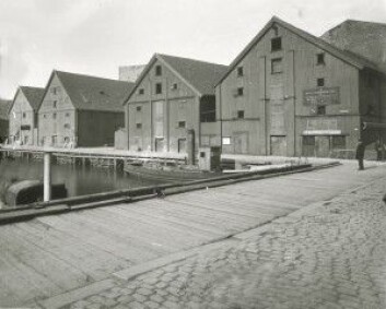 Sjøbodene. Syd for tollbodbryggen. Foto: Skøien. Eier: Riksantikvaren Sjøbodene. Syd for tollbodbryggen. Foto: Skøien. Eier: Riksantikvaren