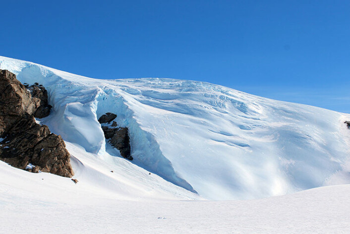 Is velter seg over kanten av fjellene. (Foto: Synnøve Elvevold) Is velter seg over kanten av fjellene. (Foto: Synnøve Elvevold)
