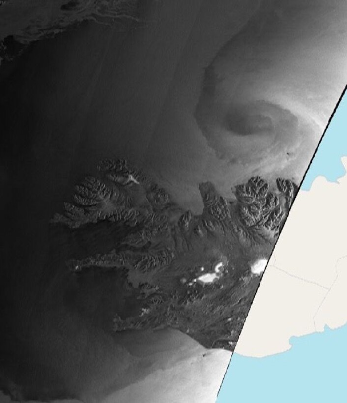 Radarsatellittbilde av stormsenteret nord for Island på morgenen 15 januar. Mørke områder har lite refleksjon, lyse områder har sterk refleksjon. (Bilde: Copernicus Sentinel data 2018) Radarsatellittbilde av stormsenteret nord for Island på morgenen 15 januar. Mørke områder har lite refleksjon, lyse områder har sterk refleksjon. (Bilde: Copernicus Sentinel data 2018)