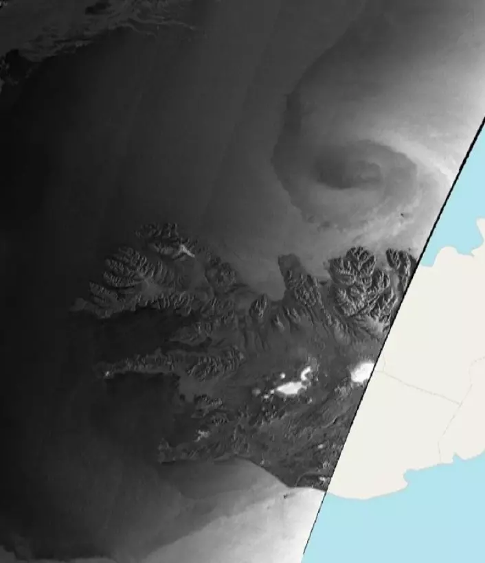 Radarsatellittbilde av stormsenteret nord for Island på morgenen 15 januar. Mørke områder har lite refleksjon, lyse områder har sterk refleksjon. (Bilde: Copernicus Sentinel data 2018)