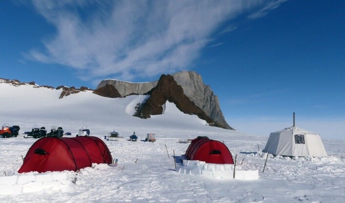 Teltleir ved foten av fjellet Hoggestabben. (Foto: Ane K. Engvik) Teltleir ved foten av fjellet Hoggestabben. (Foto: Ane K. Engvik)