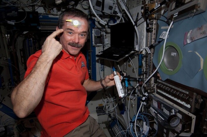 Astronaut Chris Hadfield med temperaturmåler i pannen under et eksperiment med døgnrytmer i rommet. (Foto: NASA) Astronaut Chris Hadfield med temperaturmåler i pannen under et eksperiment med døgnrytmer i rommet. (Foto: NASA)