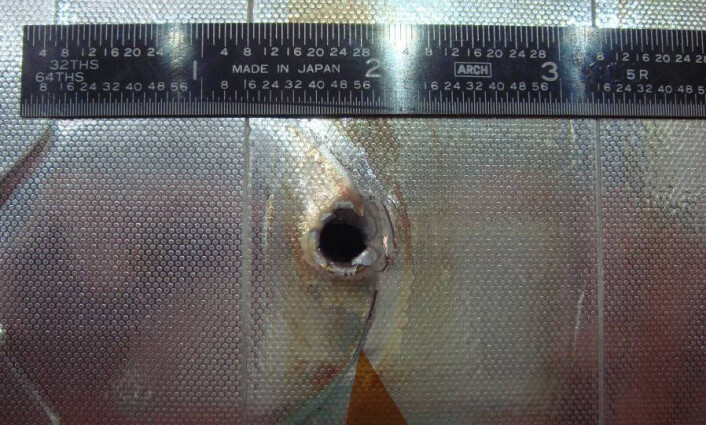Romfergen Endeavour hadde et stort treff av romsøppel i 2007. Inngangshullet er litt over en halv centimeter i diameter og utgangshullet dobbelt så stort. (Foto: NASA) Romfergen Endeavour hadde et stort treff av romsøppel i 2007. Inngangshullet er litt over en halv centimeter i diameter og utgangshullet dobbelt så stort. (Foto: NASA)