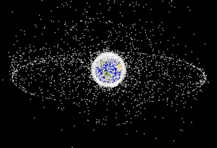 Datagrafikk fra NASA viser fordeling av romsøppel i bane rundt Jorda. Hver hvite prikk representerer ett objekt som spores av NASA. Grafikken er fra 2005. Datagrafikk fra NASA viser fordeling av romsøppel i bane rundt Jorda. Hver hvite prikk representerer ett objekt som spores av NASA. Grafikken er fra 2005.